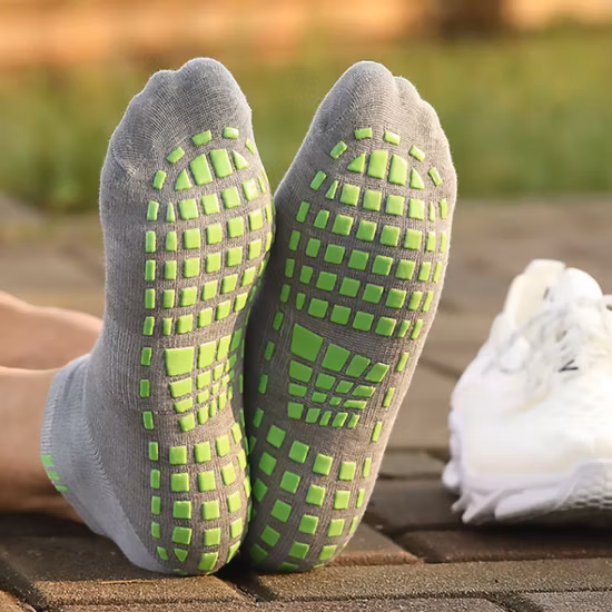 Benutzerdefinierte Logo-Sprungsocken, rutschfeste Spielplatz-Trampolinsocken